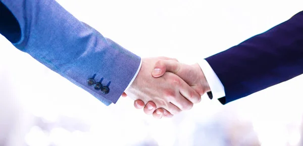 Empresários apertando as mãos, terminando uma reunião — Fotografia de Stock