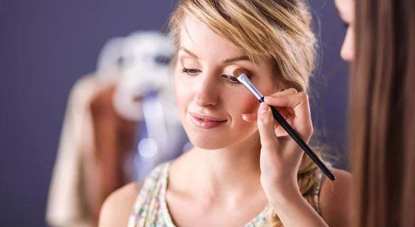 Konstnär gör professionell make up av kvinna — Stockfoto