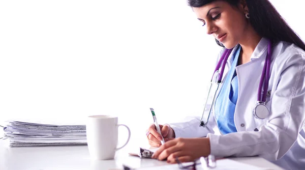 Masada oturan gülümseyen güzel genç bayan doktor. — Stok fotoğraf