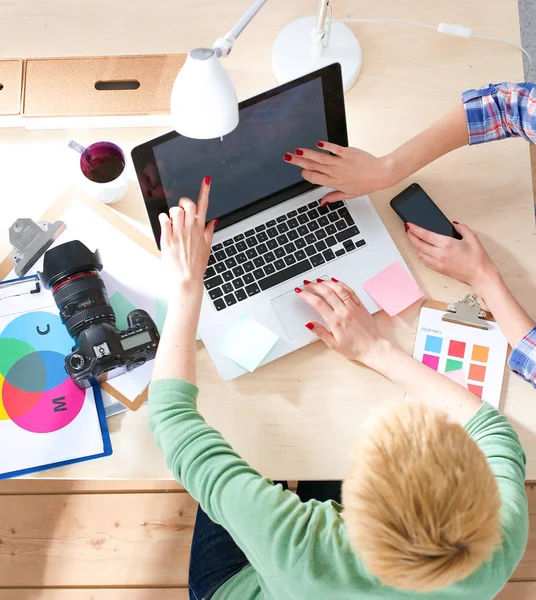 Twee vrouwen fotograaf zittend op het Bureau met laptop — Stockfoto