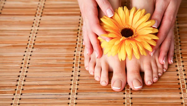 Pflege für schöne Frauenbeine auf dem Boden — Stockfoto