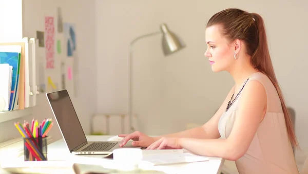 Frau mit Dokumenten auf Schreibtisch und Laptop — Stockfoto