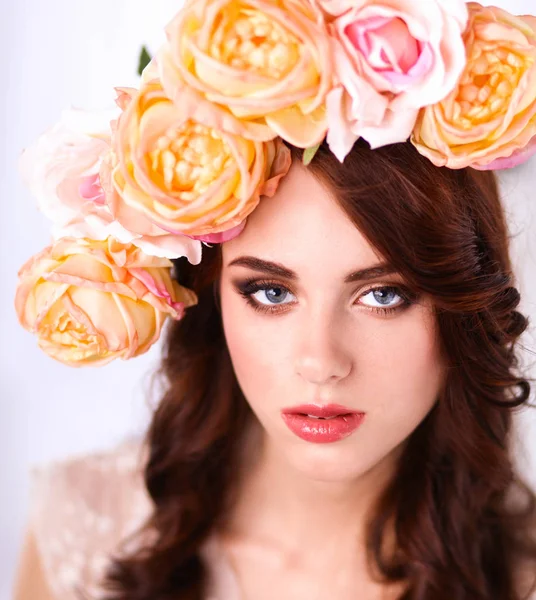 Retrato de una hermosa mujer con flores en el pelo — Foto de Stock