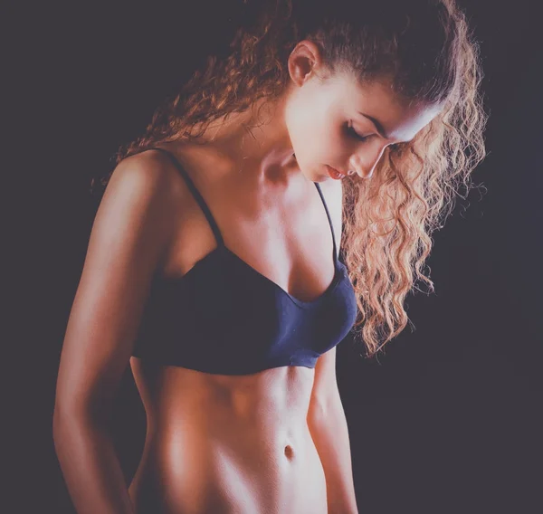 Portret van jonge mooie fitness vrouw, geïsoleerd op zwarte achtergrond — Stockfoto