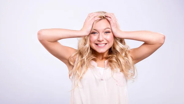 Joven mujer emocional, aislada sobre fondo gris —  Fotos de Stock