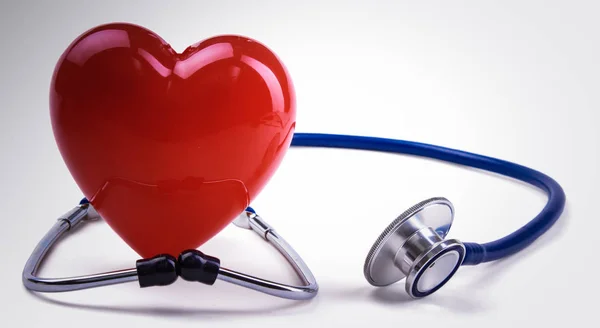 Coeur rouge et stéthoscope sur le bureau — Photo