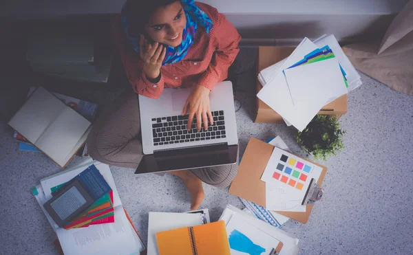 Joven diseñador de moda trabajando en el estudio. — Foto de Stock