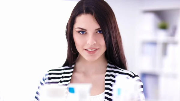 Mooie jonge vrouw in winkel — Stockfoto