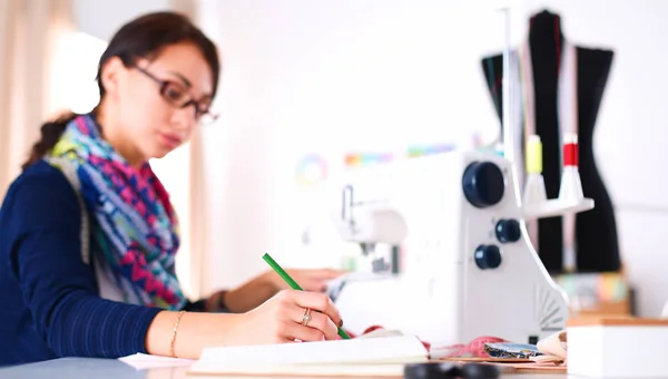 Dressmaker designa kläder mönster på papper — Stockfoto