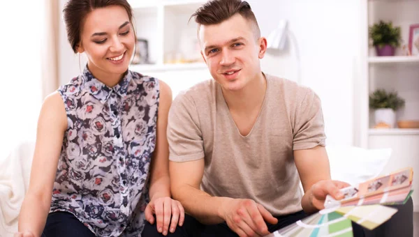 Feliz pareja joven sentados juntos — Foto de Stock