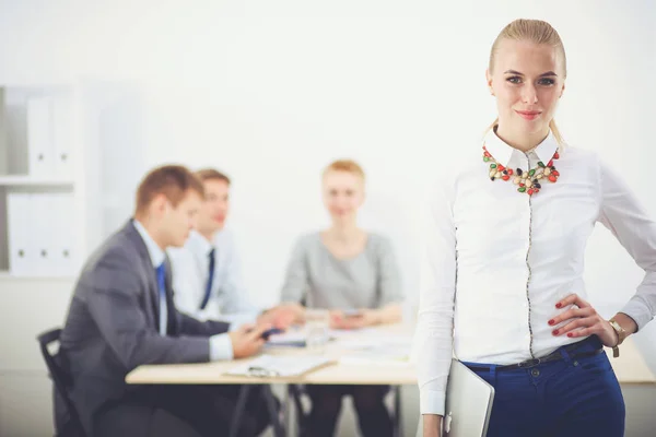 フォルダに立ってオフィスで働く若い女性の肖像画。若い女性の肖像画。実業家 — ストック写真