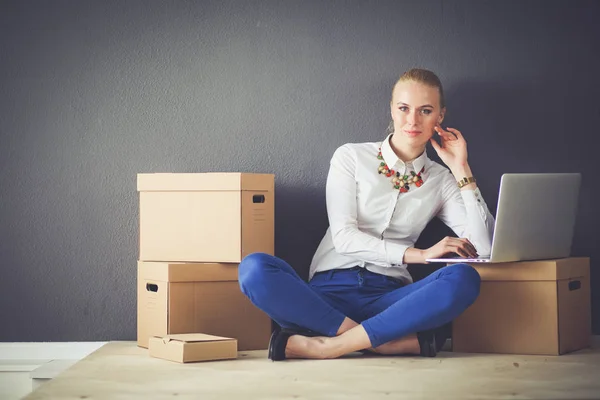 Žena sedí na podlaze boxy s notebookem. Podnikatelka — Stock fotografie