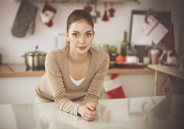 Lachende aantrekkelijke vrouw ontbijten in keuken interieur. Lachende aantrekkelijke vrouw. — Stockfoto