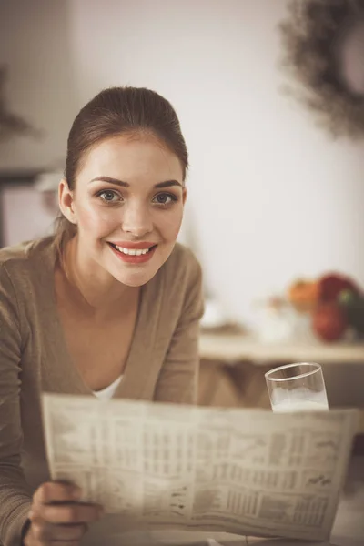 Sorridente donna attraente che fa colazione in cucina interna. Sorridente donna attraente . — Foto Stock