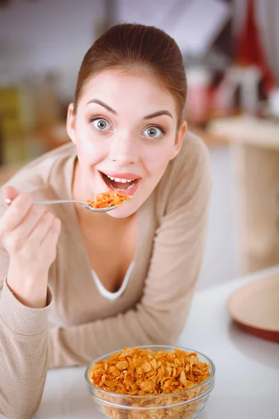 Mosolyogva reggelizik konyha belső vonzó nő. Mosolygó, vonzó nő. — Stock Fotó