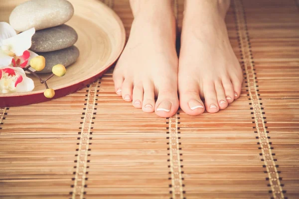 Zorg voor mooie vrouw benen op de grond. Mooie vrouw benen — Stockfoto