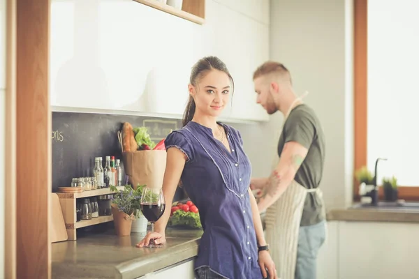 Mutfakta yemek yaparken şarap içme Çift — Stok fotoğraf