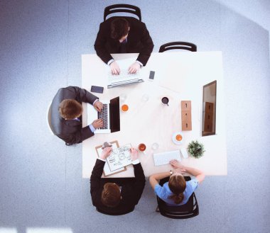 İş adamları iş toplantısında oturup tartışıyor.