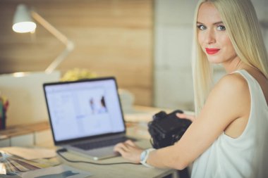 Genç fotoğrafçı ve iş yerinde grafik tasarımcı