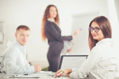 Oturma ve ofiste iş toplantısında tartışırken iş adamları. İş adamları