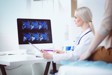 Doktor ve hasta masada otururken bir şey tartışıyorlar. Tıp ve sağlık hizmetleri kavramı. Doktor ve hasta.