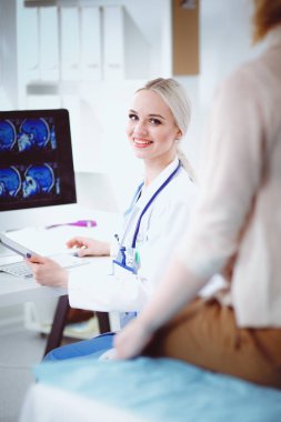 Doktor ve hasta masada otururken bir şey tartışıyorlar. Tıp ve sağlık hizmetleri kavramı. Doktor ve hasta.