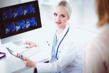 Doktor ve hasta masada otururken bir şey tartışıyorlar. Tıp ve sağlık hizmetleri kavramı. Doktor ve hasta.