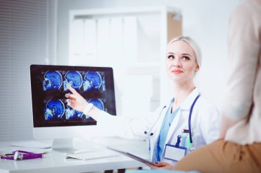 Doktor ve hasta masada otururken bir şey tartışıyorlar. Tıp ve sağlık hizmetleri kavramı. Doktor ve hasta.