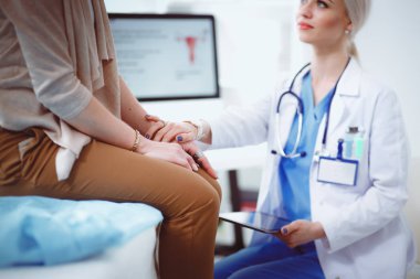 Doktor ve hasta masada otururken bir şey tartışıyorlar. Tıp ve sağlık hizmetleri kavramı. Doktor ve hasta.