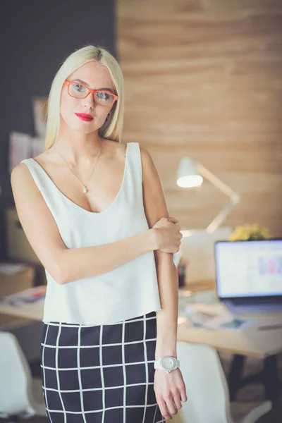 Retrato de uma empresária madura profissional executiva sentada no escritório — Fotografia de Stock