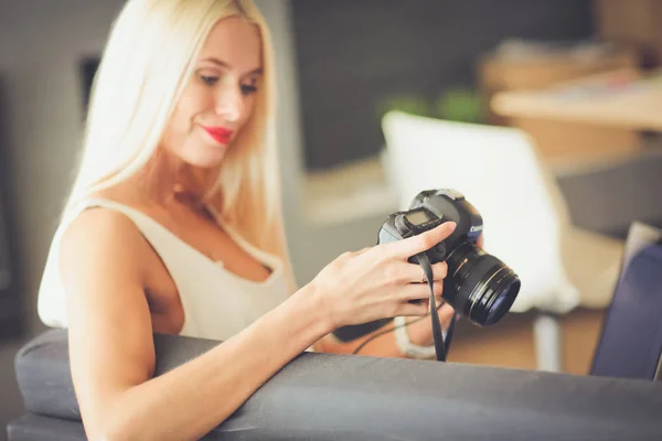 Junge Fotografin und Grafikerin bei der Arbeit — Stockfoto