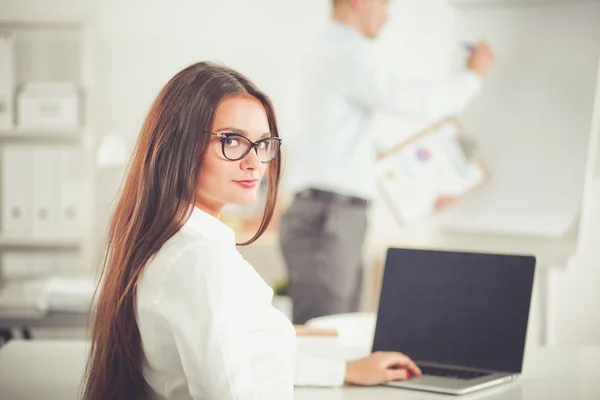 Attraente donna d'affari seduta in ufficio, alla scrivania. Attraente donna d'affari — Foto Stock