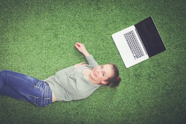 Jeune femme sur l'herbe dans le parc ou le jardin. jeune femme — Photo