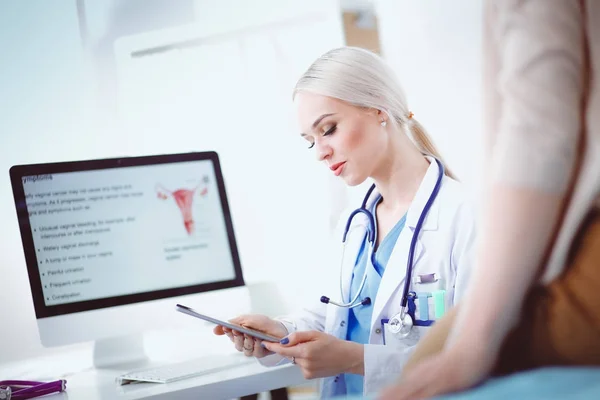 Doktorn och patienten diskuterar något när de sitter vid bordet. Medicin och hälsovård koncept. Läkare och patient — Stockfoto