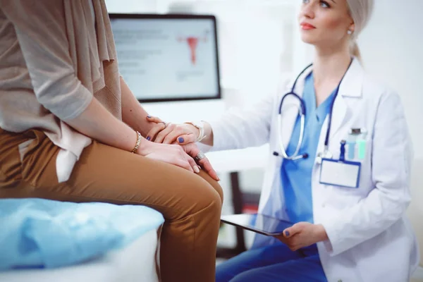 Doctor y paciente discutiendo algo mientras están sentados en la mesa. Concepto de medicina y salud. Médico y paciente —  Fotos de Stock