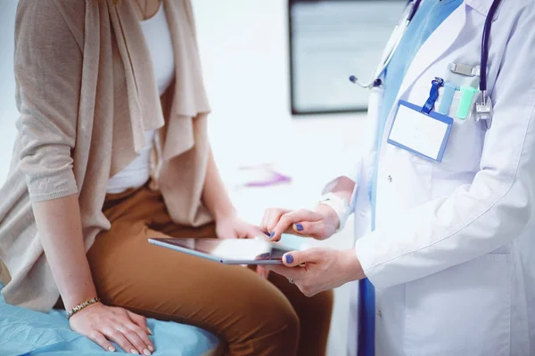 Médico e paciente discutindo algo enquanto se senta na mesa. Conceito de medicina e cuidados de saúde. Médico e paciente — Fotografia de Stock