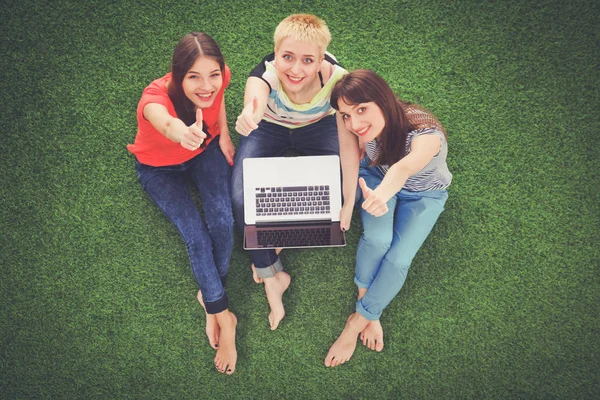 Jonge vrouwen liggen op gras. Jonge vrouwen — Stockfoto