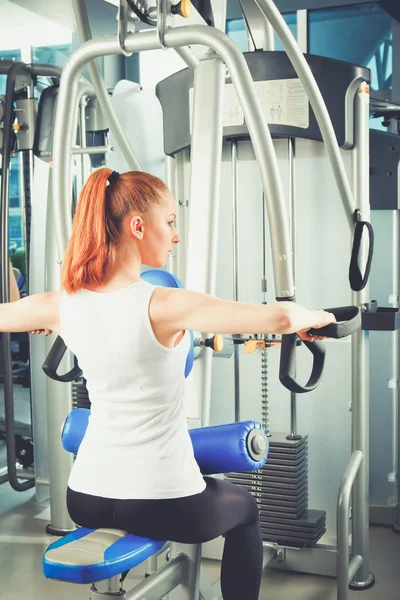 Schöne Mädchen in der Turnhalle, die auf Turnschuhen trainiert. schönes Mädchen — Stockfoto