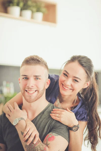 Vackra unga par har roligt i köket hemma — Stockfoto