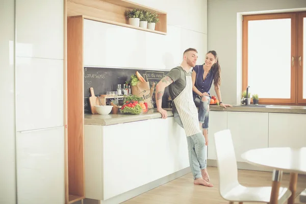 美しい若いカップルは自宅でキッチンで楽しんでいます — ストック写真
