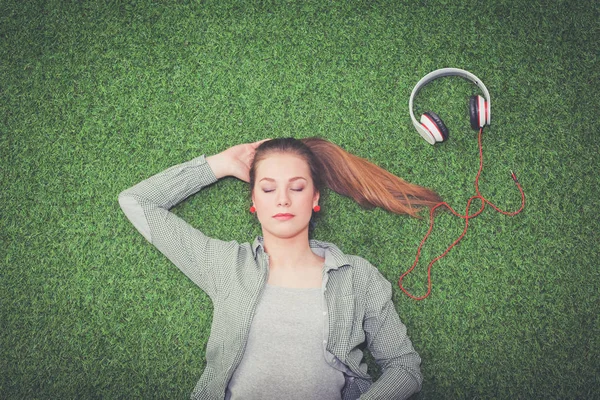 Vrouw luisteren naar de muziek. Vrouw. — Stockfoto