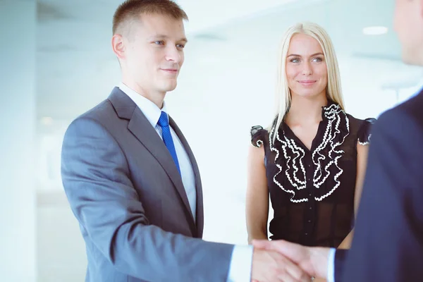 Femme d'affaires se serrant la main au bureau — Photo