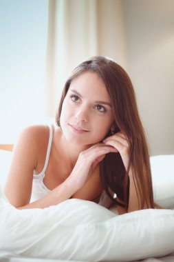 Evdeki yatakta uzanmış güzel esmer