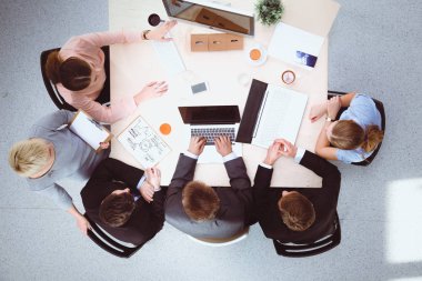 İş adamları iş toplantısında oturup tartışıyor.