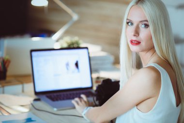 Genç fotoğrafçı ve iş yerinde grafik tasarımcı