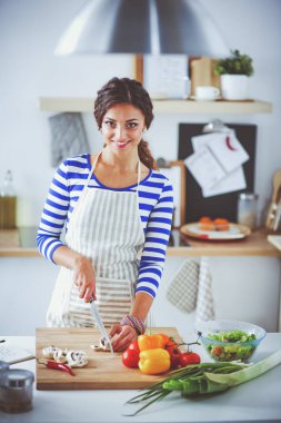 Genç kadın mutfakta bir gıda hazırlama. Genç kadın mutfakta