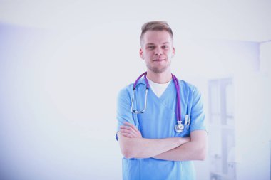 Beyaz arka plan üzerinde izole klasörle duran erkek doktor. Erkek doktor