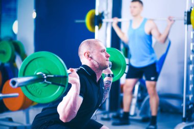 Halter salonunda ile vücut geliştiricisi. Vücut geliştirmeci