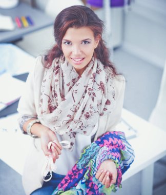 güzel kadın moda tasarımcısı çalışma portresi