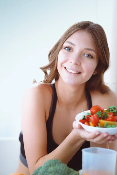 Portret uśmiechniętej młodej kobiety z wegetariańską sałatką warzywną. — Zdjęcie stockowe